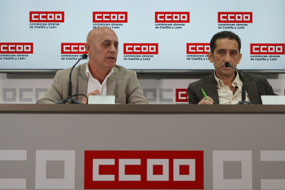 El secretario general de CCOO Castilla y León, Vicente Andrés, y el secretario de Acción Sindical, Salud Laboral y Medio Ambiente de de la formación, Fernando Fraile, hacen balance sobre la negociación colectiva en 2022 y exponen sus propuestas para 2023. ICAL