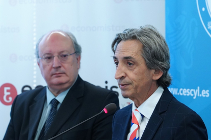 El presidente del Colegio de Economistas, Juan Carlos de Margarida, y el presidente del CES, Enrique Cabero.- ICAL