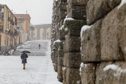 Segovia amanece con una nevada continua, que dificulta el trafico y otras labores cotidianas. ICAL