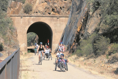 Varias personas en handbikes y bicicletas realizan una ruta inclusiva.