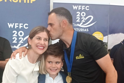 Rubén Santos Becerro, junto a su esposa y su hijo recibiendo las medallas del campeón del mundo por equipos y medalla de bronce individual en el mundial disputaron Asturias en octubre 2022. /E. M.