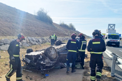 Accidente de tráfico en la A-60, en el término municipal de Valdefresno (León), en el que falleció una mujer.-ICAL