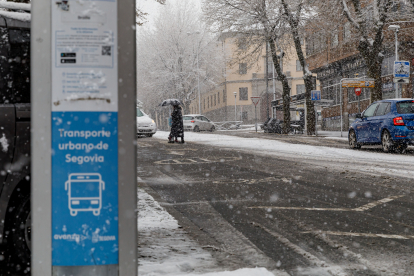 La nevada causa problemas de circulación en la capital segoviana. ICAL