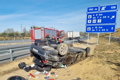 Accidente de tráfico en la A-60, en el término municipal de Valdefresno (León), en el que falleció una mujer.-ICAL