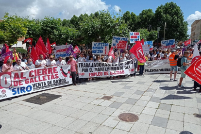 Trabajadores de Siro Venta de Baños se manifiestan contra el cierre de la empresa. ICAL