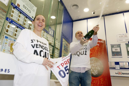 Una serie del Gordo y un quinto vendida en la administración de Río Shopping de Valladolid. -PHOTOGENIC