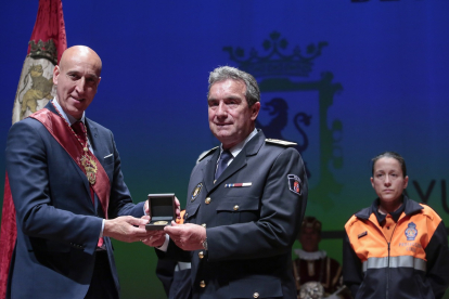 José Antonio Diez entrega la Medalla de Oro de la Ciudad de León a la Agrupación Municipal de Protección Civil.- ICAL