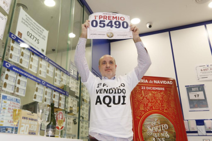 Una serie del Gordo y un quinto vendida en la administración de Río Shopping de Valladolid. -PHOTOGENIC