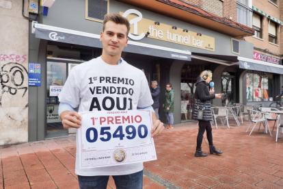 Pedro Sastre, gerente de The Tunnel Bar, ha vendido un décimo del Gordo de la Lotería de Navidad 2022. PHOTOGENIC