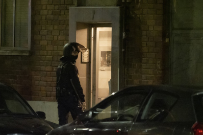 Un agente de la Policía Nacional ayer frente al portal del atrincherado. Miguel Ángel Santos