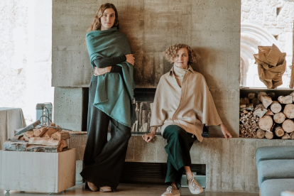 Camila Lanzas Goded, diseñadora de las piezas, y Elena Goded Rambaud, creadora de la firma Ábbatte, en el monasterio segoviano. / E.M.