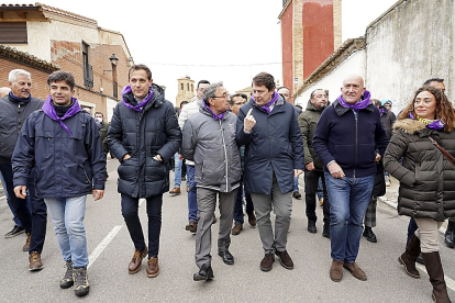 Zapatero, Íscar, Alonso, Mañueco, Carnero y González Corral, ayer en Villalar. ICAL