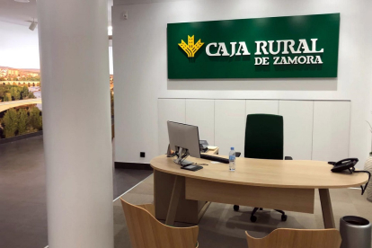 Interior de la nueva sucursal de Caja Rural en Zamora.-ICAL