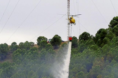 Un helicóptero de los bomberos interviene en un incendio.- IMÁGEN DE ARCHIVO E.M.
