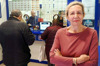 Pilar Aina Rodríguez, una de las loteras más veteranas de Valladolid, en su administración.  -PHOTOGENIC