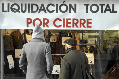 Un comercio anuncia la liquidación por cierre en Castilla y León, en una imagen de archivo. ICAL