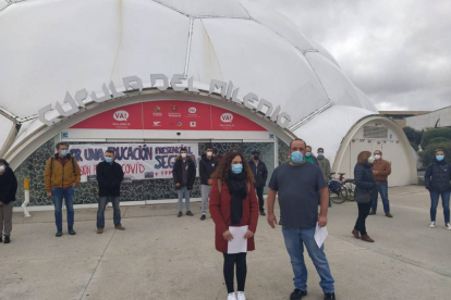 Profesores y padres del Instituto Pinares de Pedrajas se manifiestan a las puertas de la cúpula del Milenio para reivindicar a la Junta un Cribado masivo. E.M