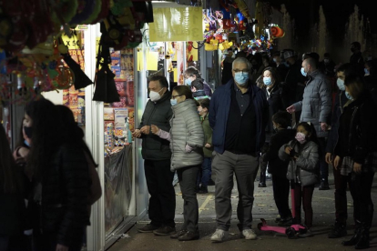 Personas con mascarilla en un mercado navideño de Valladolid.- PHOTOGENIC