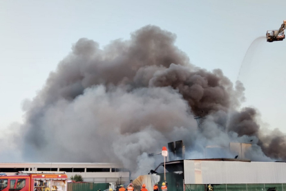 Incendio de una fábrica de pinturas en el polígono industrial de San pedro (Ávila).- ICAL