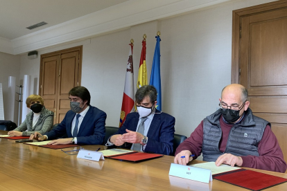 El consejero de Fomento y Medio Ambiente, Juan Carlos Suárez-Quiñones, firma el acuerdo sectorial que asegura el sostenimiento del empleo y las condiciones laborales de los trabajadores de transporte público. -ICAL