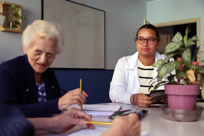 Camila Wu, Samantha Sestak e Inés Marie François realizan voluntariado en Alzheimer León.- ICAL