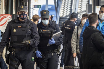 Controles policiales desde la dos de la tarde en  Valladolid.  MIGUEL ÁNGEL SANTOS / PHOTOGENIC