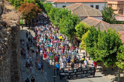 Manifestación en Naca de la Asunción contra la reorganización de la sanidad rural en Segovia.- E. M.