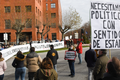 Un momento de la manifestación de la hostelería ayer en Burgos. ICAL