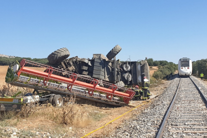 Resultado de la colisión entre la cosechadora y el tren Madrid-Soria. - SUBDELEGACIÓN DEL GOBIERNO EN SORIA