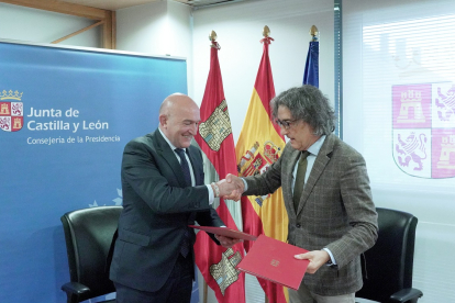 El consejero de la Presidencia, Jesús Julio Carnero, y fiscal Superior de Castilla y León, Santiago Mena.- ICAL