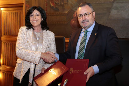 El presidente de la Diputación de León, Eduardo Morán, y la directora del Centro Nacional de Inteligencia, Esperanza Casteleiro. ICAL