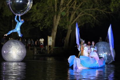 Espectáculo acuático de circo, música y luz en la dársena del canal de Castilla en Palencia. - ICAL
