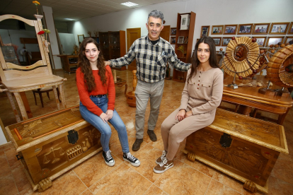 Marta (I) y Andrea Pérez (D), hijas del artesano de la madera José Pérez, de la artesanía Anmar de Cabañas Raras (León).- ICAL