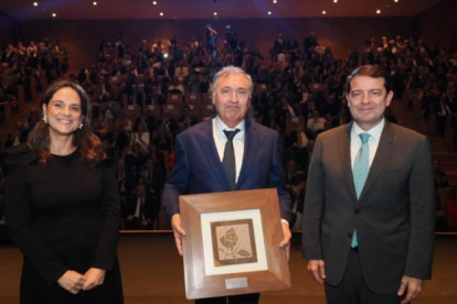 El presidente de la Junta, Alfonso Fernández Mañueco, el CEO de Galletas Gullón, Juan Miguel Martínez Gabaldón, y la presidenta de Edigrup, Adriana Ulibarri. -PHOTOGENIC