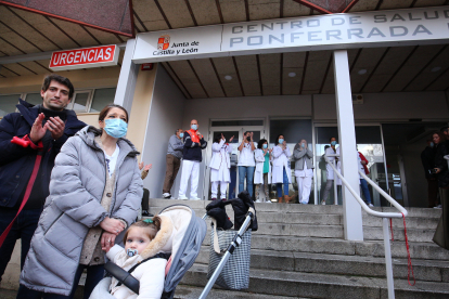 Concentración contra el cierre de la urgencias de pediatría en el centro de salud de Pico Tuerto de Ponferrada.-ICAL.