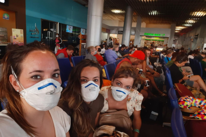 Sara, María y Rebeca, en el aeropuerto de Bangkok. ECB