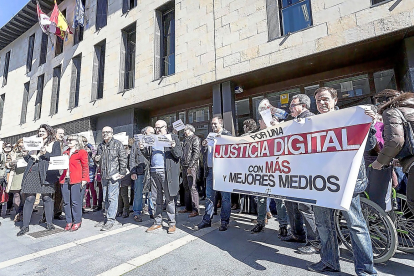 Protesta de funcionarios de Justicia de Valladolid ante las puertas de los juzgados en una imagen de archivo.- ICAL