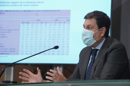 El consejero de Economía y Hacienda, Carlos Fernández Carriedo, durante la presentación de la contabilidad trimestral.- ICAL