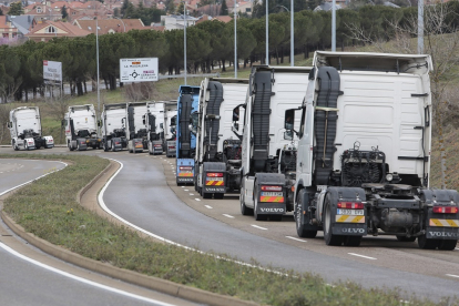 Setenta cabezas tractoras protagonizan una caravana de protesta en León.- ICAL