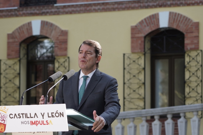 El presidente de la Junta de Castilla y León, Alfonso Fernández Mañueco, durante la rueda de prensa de este miércoles.- ICAL