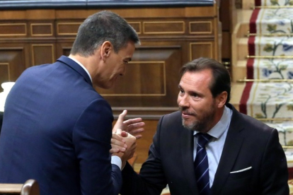 Pedro Sánchez felicita a Óscar Puente tras su réplica a Feijóo en la investidura fallida del líder del PP.- ICAL