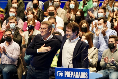 Imagen de archivo de Alberto Núñez Feijóo, y Alfonso Fernández Mañueco, en un acto de campaña. -ICAL
