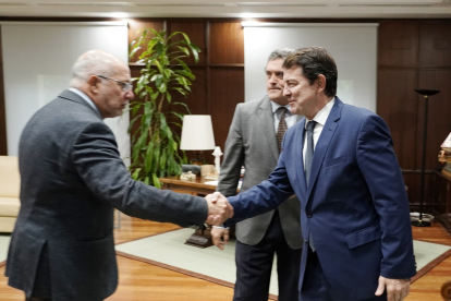 Francisco Igea estrecha la mano de Alfonso Fernández Mañueco ante la mirada de Pedro Pascual.- ICAL