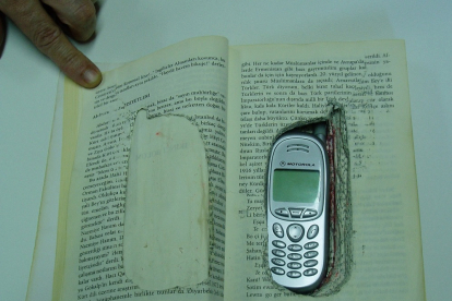 Teléfono móvil oculto en el interior de un libro. - EP