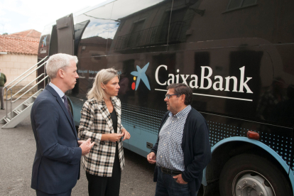 La directora territorial de CaixaBank, Belén Martín, con un ofimovil. CAIXABANK