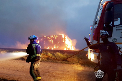 Los bomberos de Burgos apagando el fuego. / ICAL