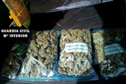 Imagen de las bolsas de marihuana incautadas al detenido por la Guardia Civil.- G.C.