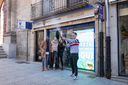 La administración La Ranita de Salamanca reparte décimos del primer premio de la Lotería del Niño.-ICAL