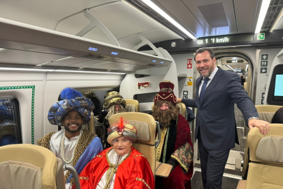 El ministro de Transportes, Óscar Puente, junto a los Reyes Magos, a bordo del Avril.- X ÓSCAR PUENTE