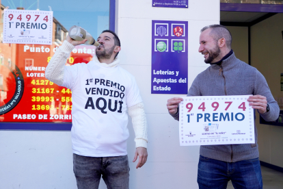 Celebración en la administración de Lotería número 5, La Farola Española, donde se vendieron diez décimos del 94974 de la Lotería de Niño. -ICAL